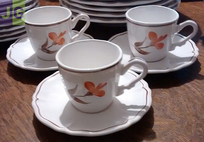 11 Tasses et sous-tasses à café.