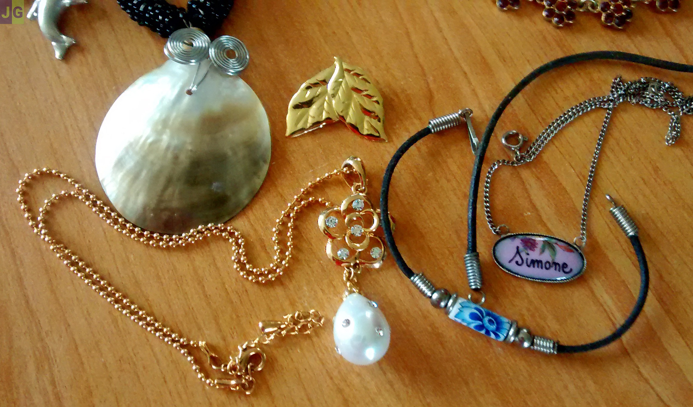 Un lot de petits bijoux de fonds de tiroirs :
