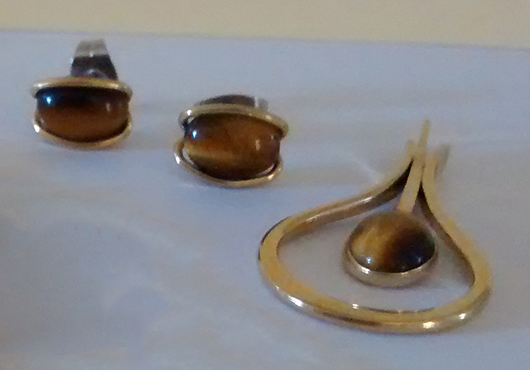 Lot composé de boucles d'oreilles et d'un pendentif en pierre naturelle Oeil de Tigre.