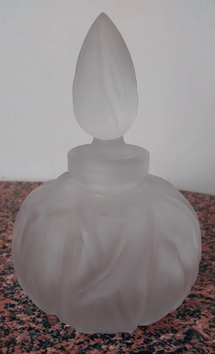 Flacon de parfum en verre dépoli vintage
